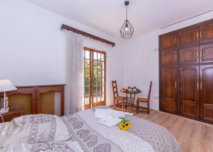 Martine Au Bord Du - Happy