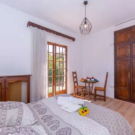 Villa Martine Au Bord Du Lac With Garden - Happy Rentals