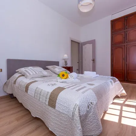 Villa Martine Au Bord Du Lac With Garden - Happy Rentals