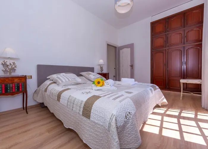 Martine Au Bord Du - Happy